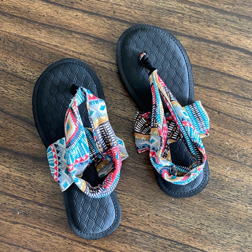 NWOT Body Glove cloth, geometric print sandals Size 7.5